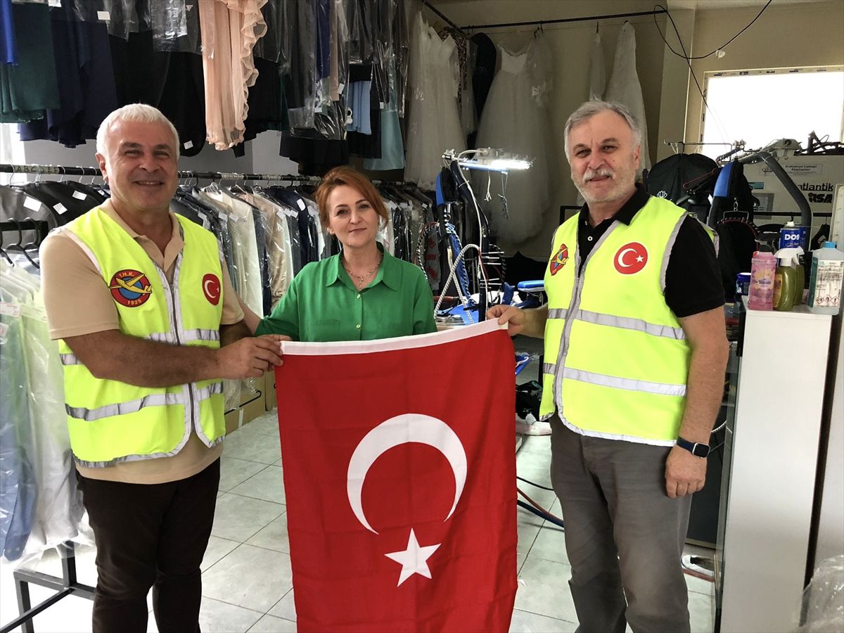 THK Sinop'tan Zafer Bayramı'nda Esnafa Bayrak