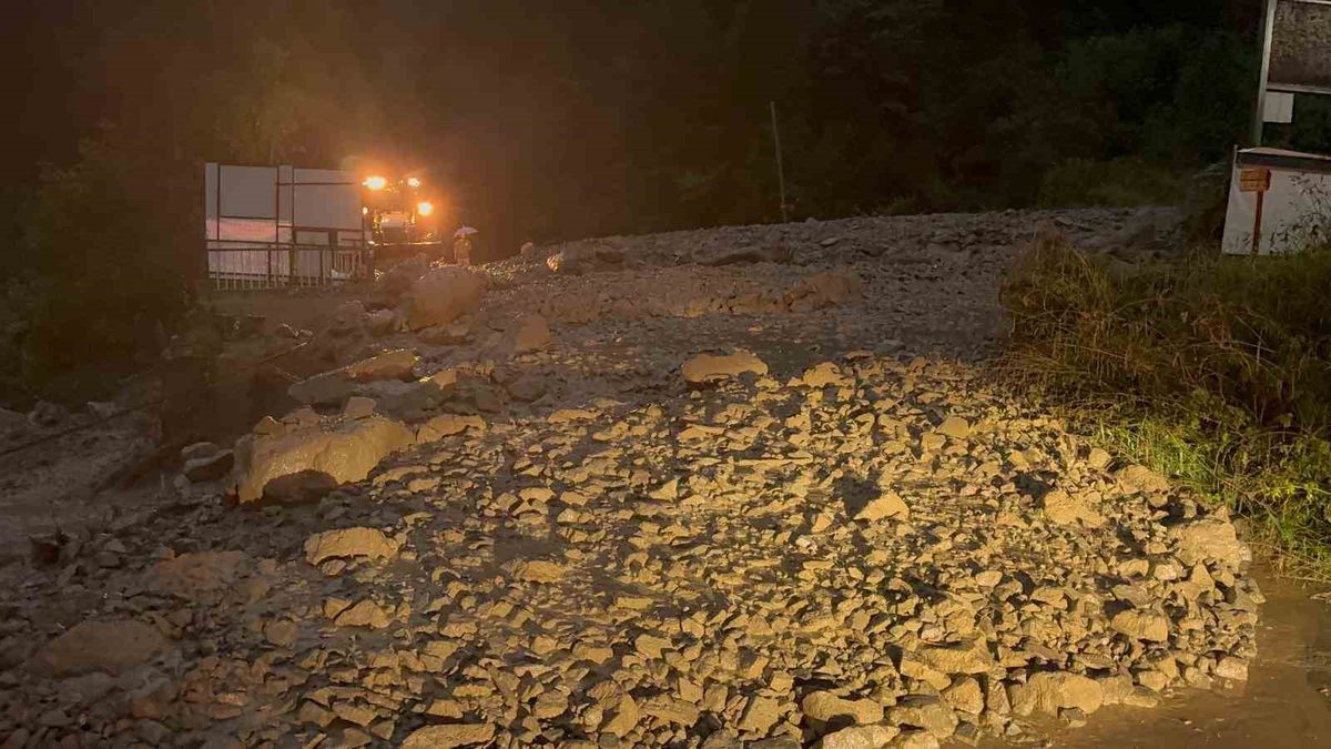 Çaykara'da sel: Dere taştı, yol kapandı