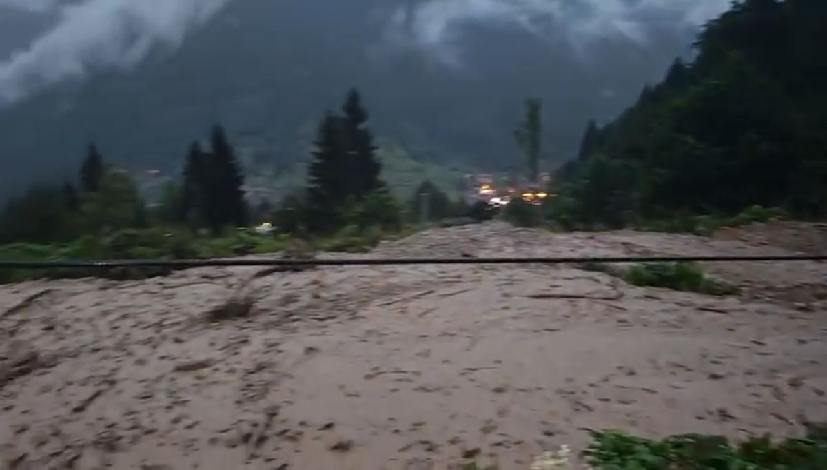 Uzungöl'de Sağanak Sonrası Taşkın: Yol Ulaşıma Açıldı