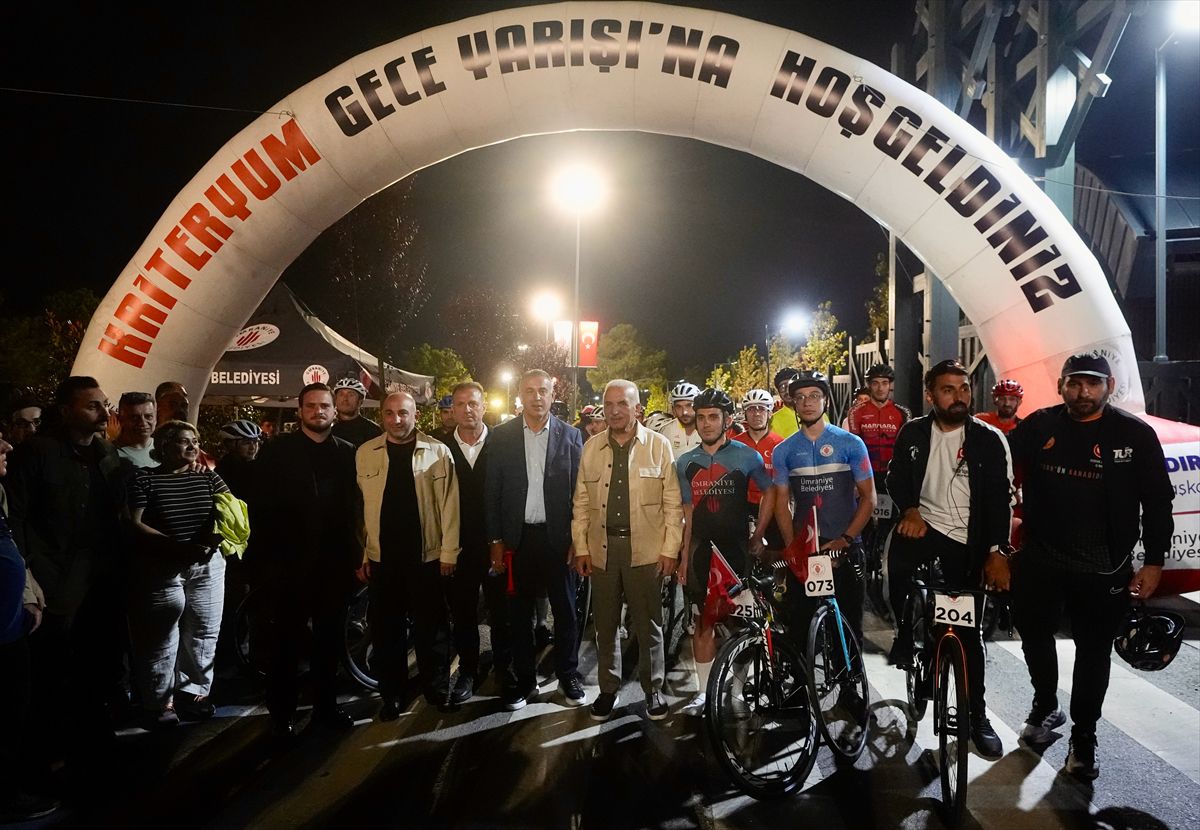 Ümraniye'de Gece Bisiklet Yarışı Heyecanı