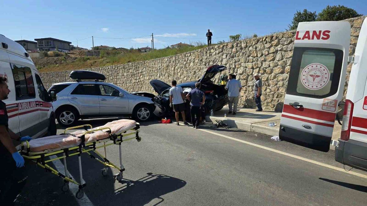Esenköy'de İki Otomobil Çarpıştı: 4 Yaralı
