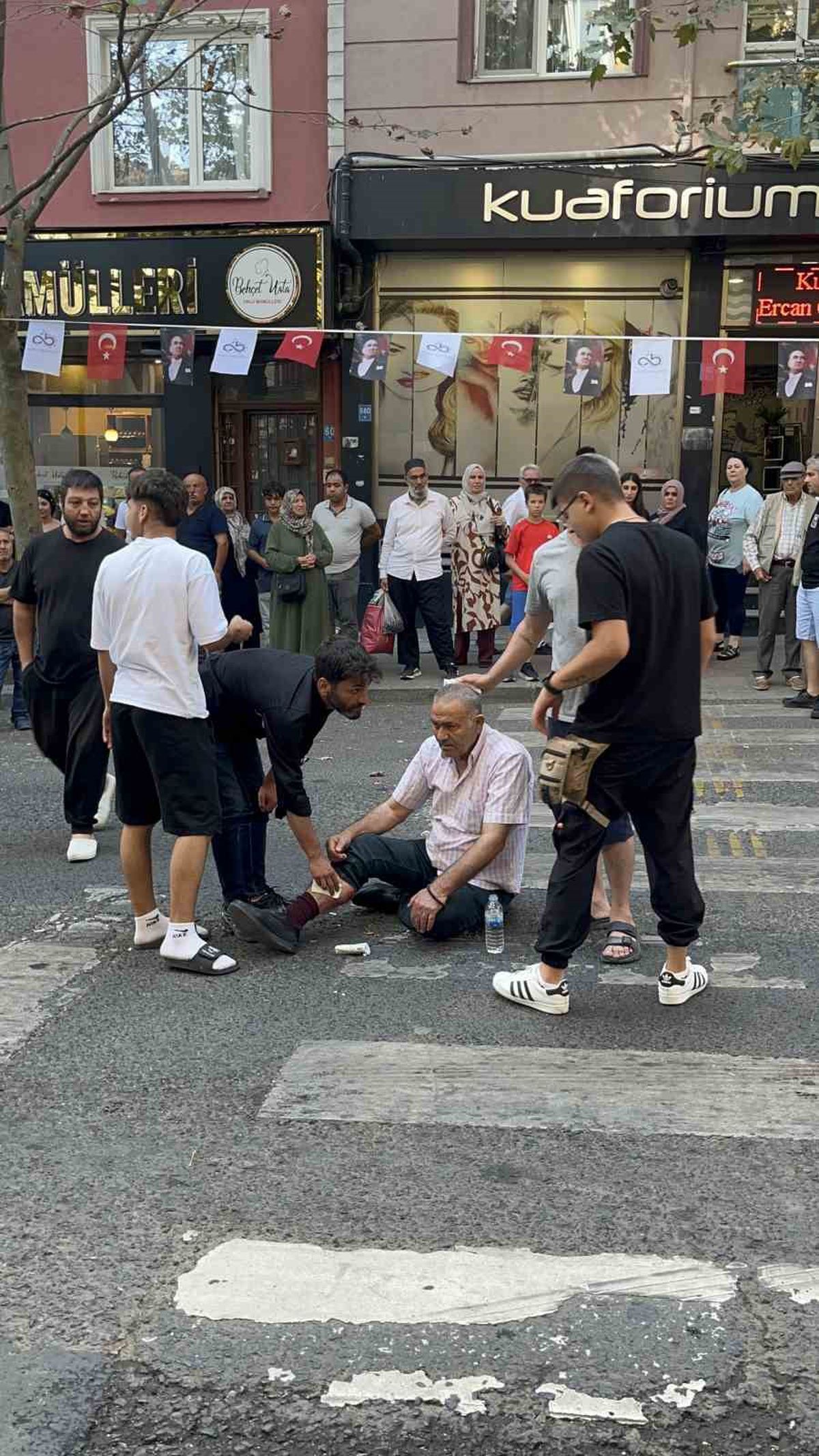 Ehliyetsiz motosikletli yaya geçidinde yaşlı adama çarptı