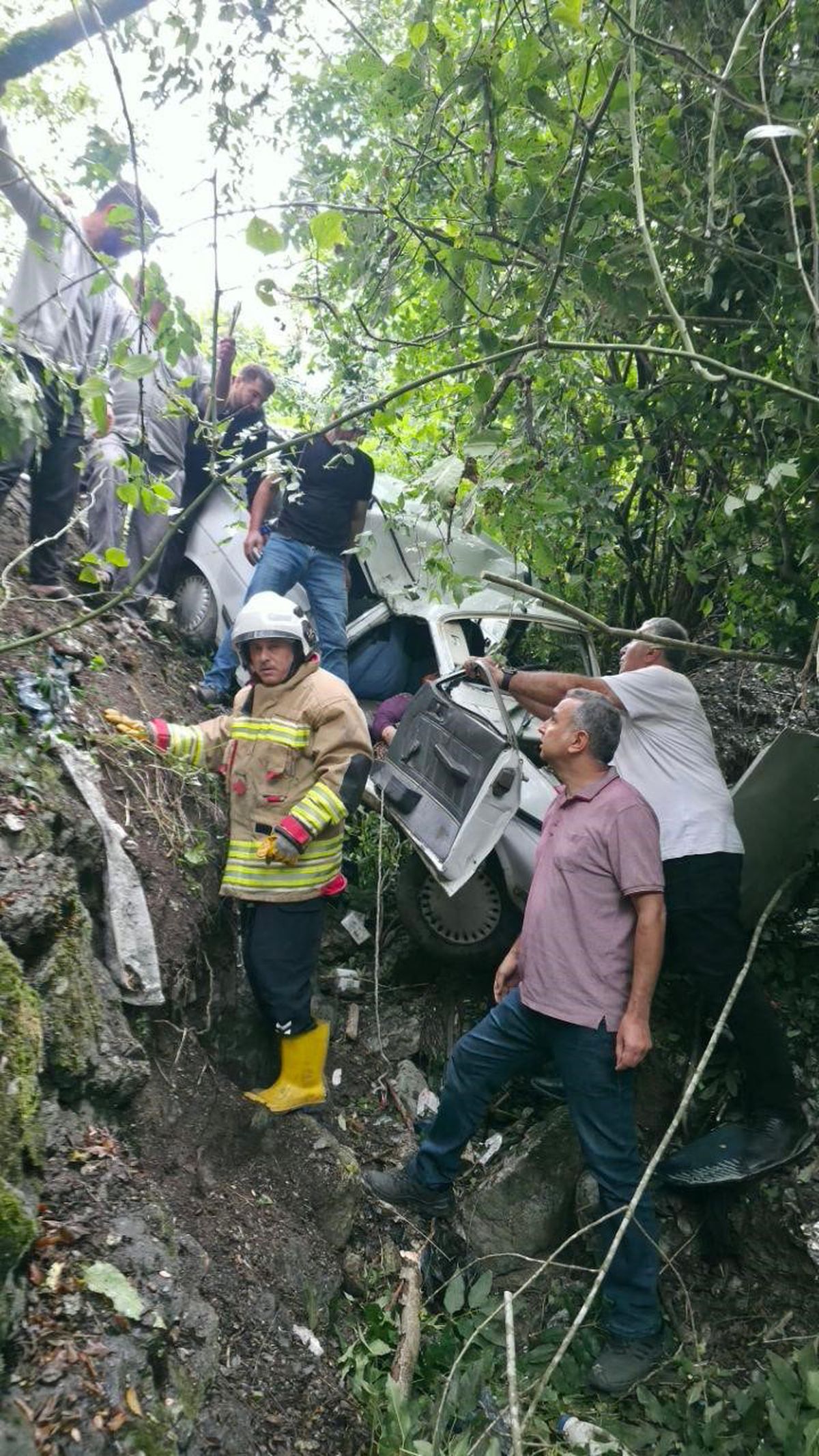 Hatay'da Otomobil Uçurumdan Yuvarlandı: 2 Yaralı