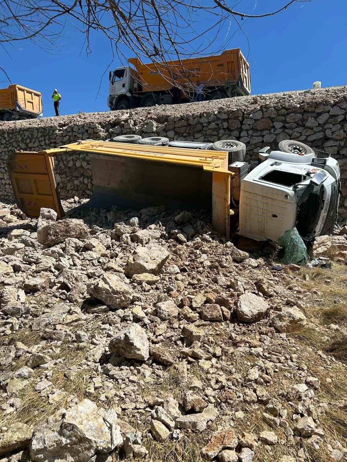 Korkuteli'de Kamyon Devrildi: 1 Ölü