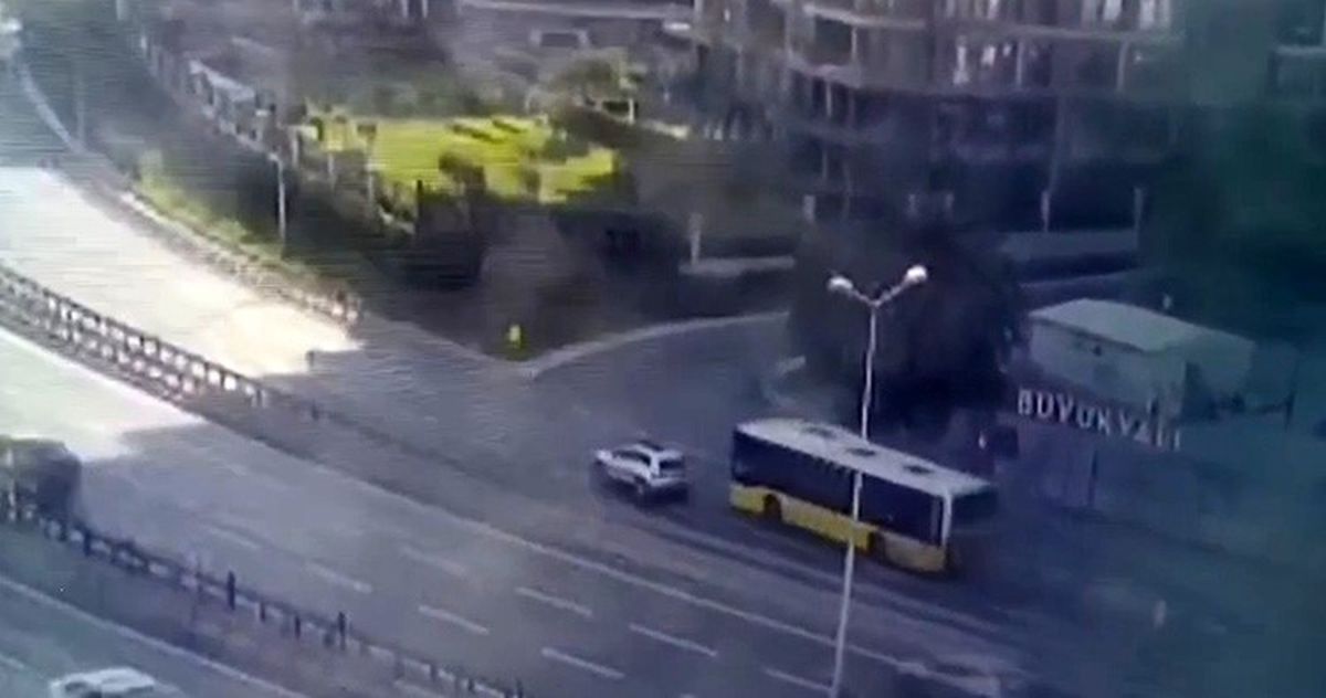 Zeytinburnu'nda otobüs duvara çarptı: 2 ölü, 16 yaralı