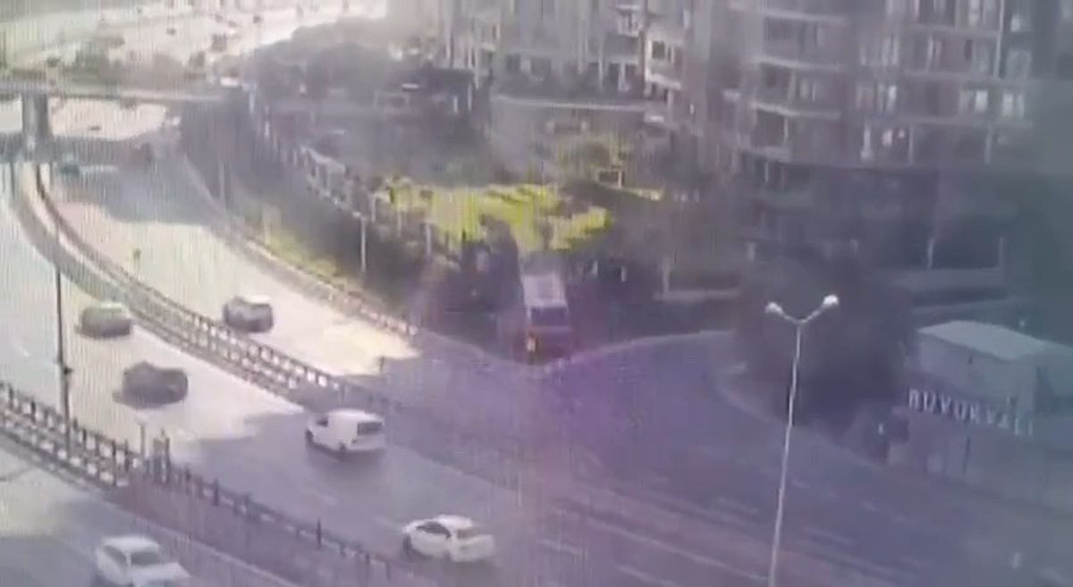 İETT otobüsü duvara çarptı: 2 ölü, 16 yaralı
