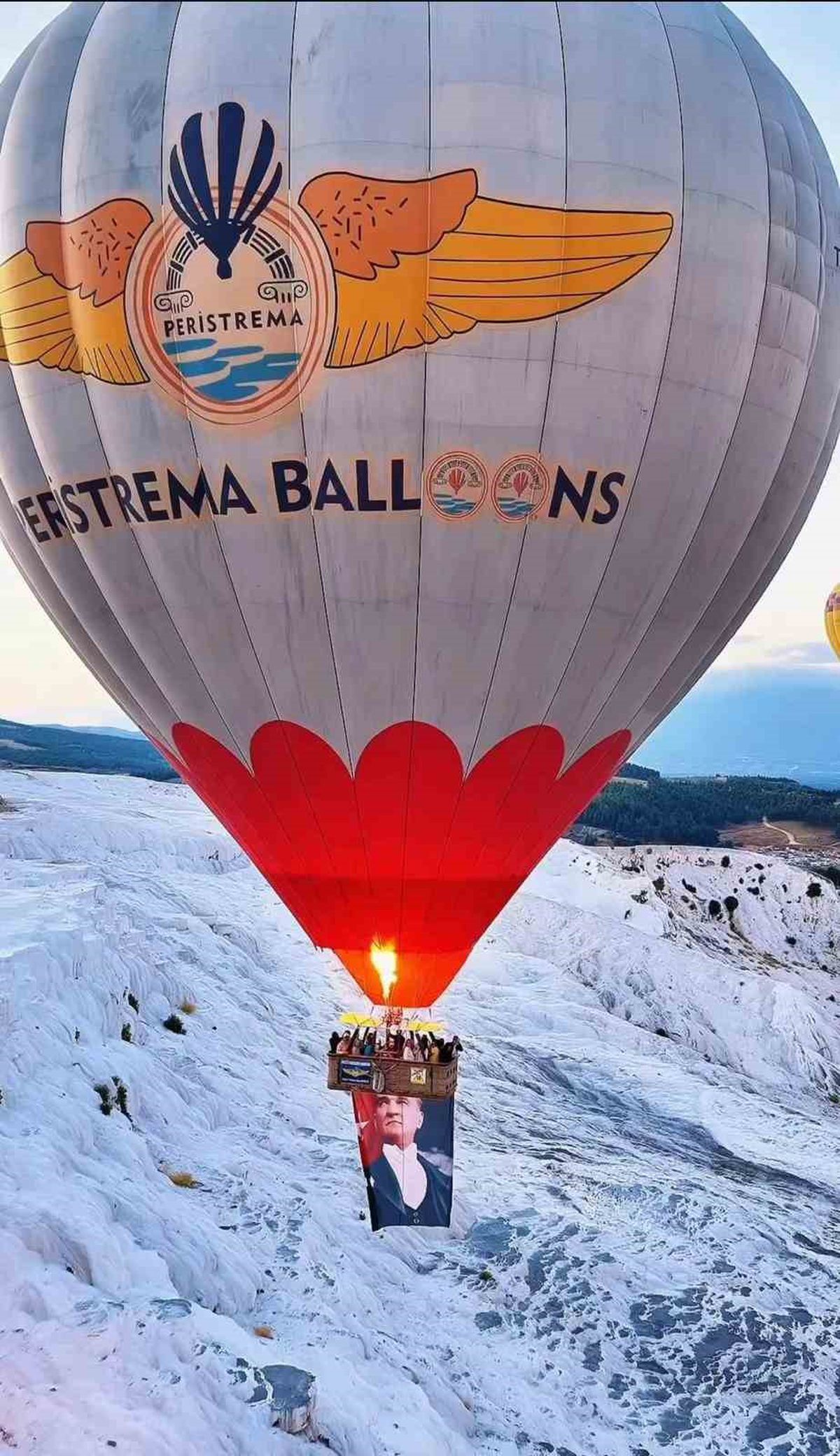 Pamukkale'de 30 Ağustos Zafer Bayramı: Türk Bayraklı Balonlarla Kutlama
