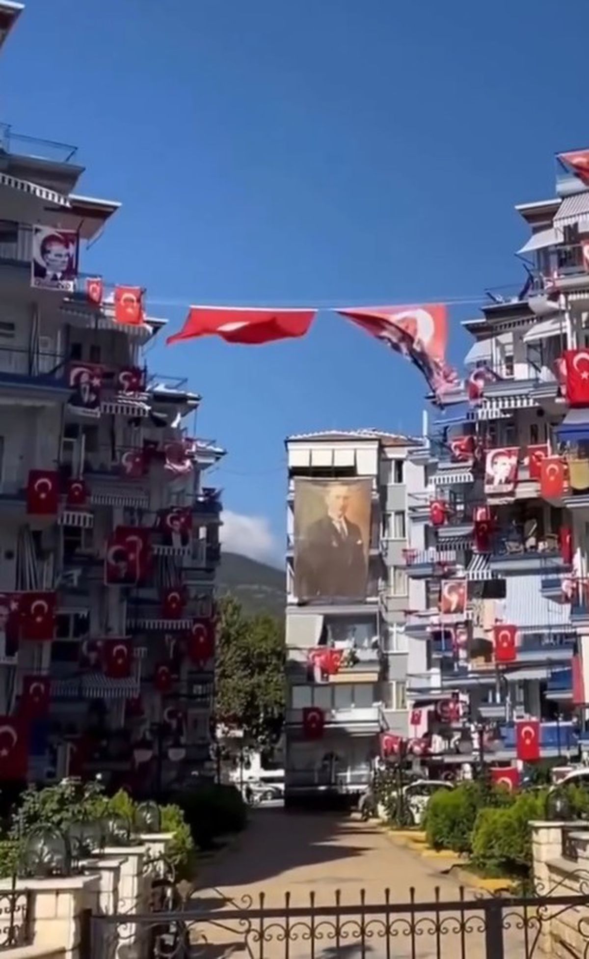 Gemlik'te 30 Ağustos coşkusu: Site kırmızı-beyaza büründü