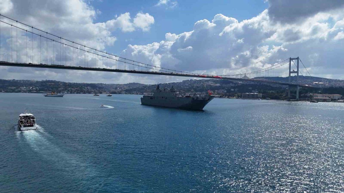 15 gemi Boğaz'da Zafer Bayramı'nı selamladı