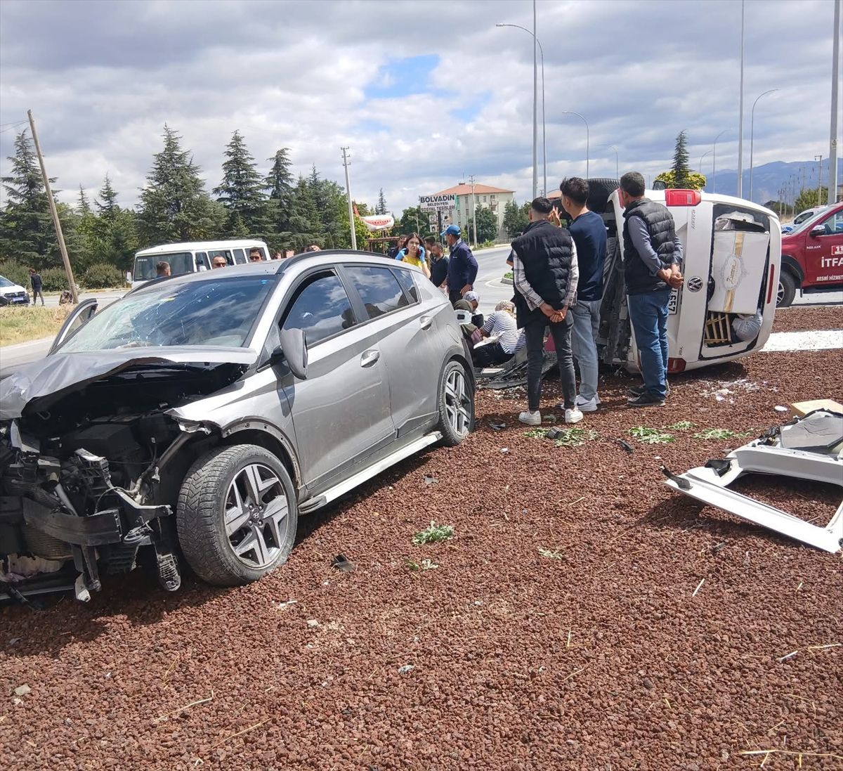 Bolvadin'de İki Otomobil Çarpıştı: 7 Yaralı