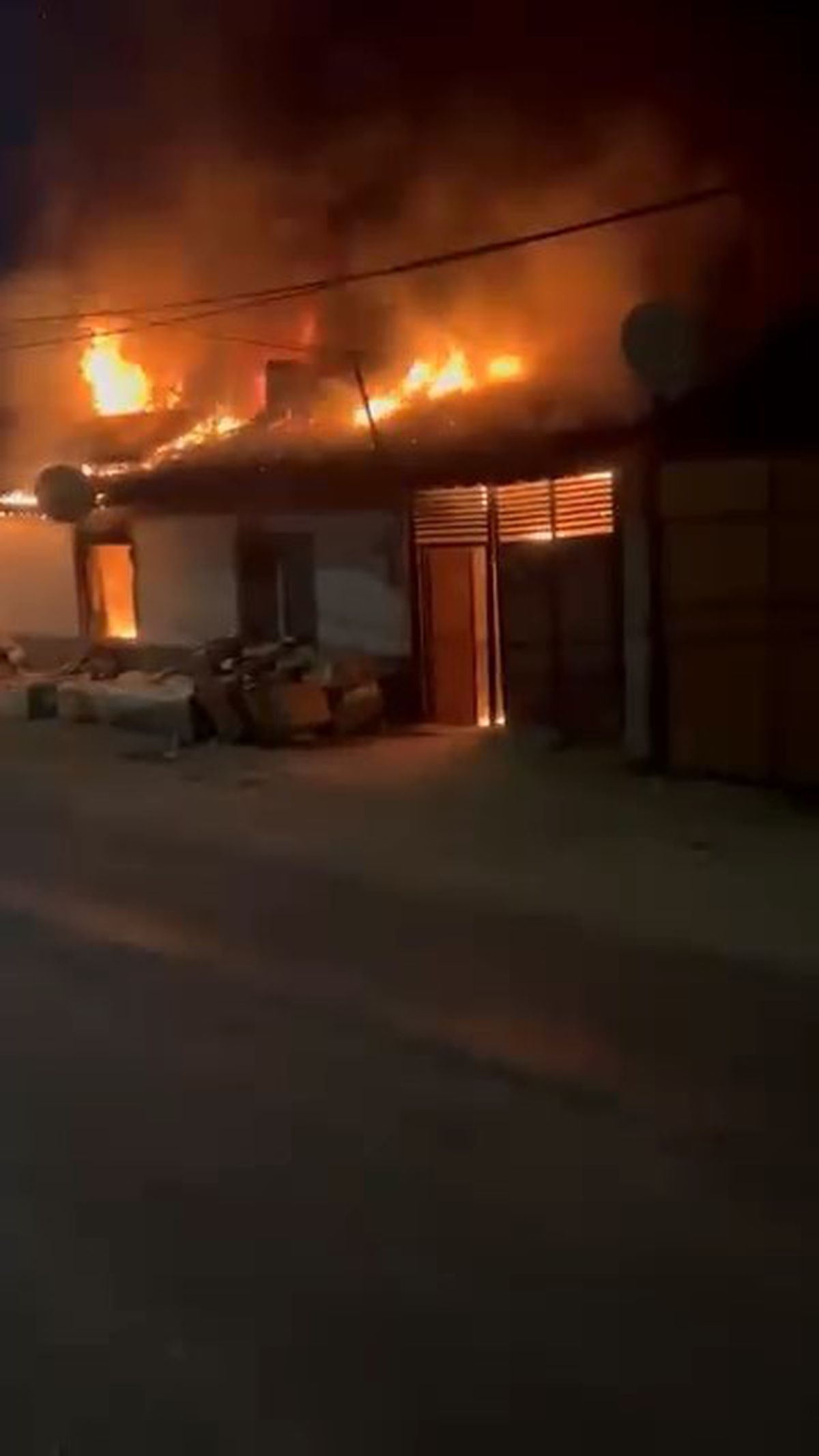 Karacabey'de Ev Alevlere Teslim Oldu