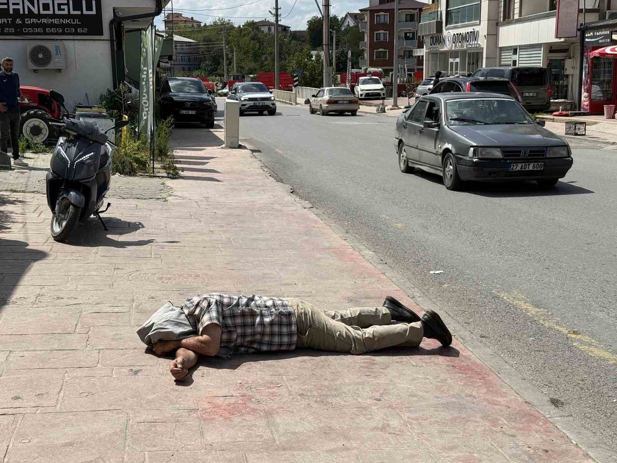 Kaynarca'da Alkollü Şahıs Kaldırımda Yatarken Bulundu: 'Ben Mevtayım' Dedi