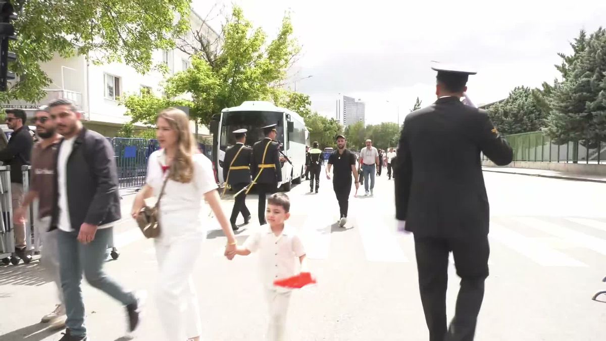 Anıtkabir'de Zafer Bayramı Coşkusu: Her Yaştan Vatandaş Ata'ya Akın Etti