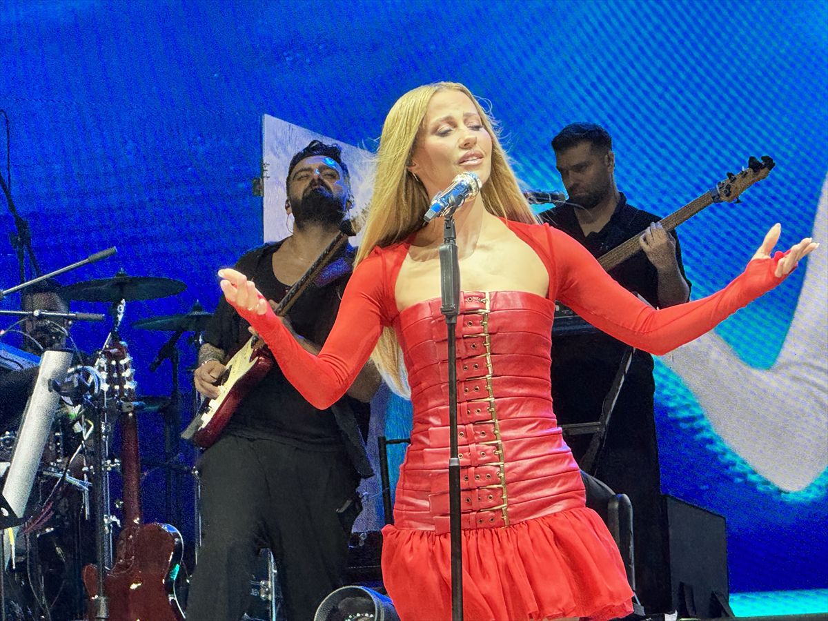 Derya Uluğ'dan Antalya'da Zafer Bayramı Konseri