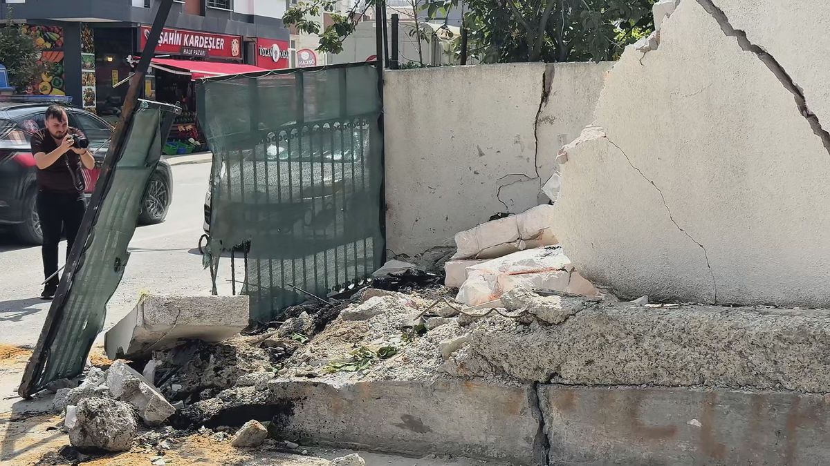 Servis Minibüsü Bahçe Duvarına Çarptı: Mahalleli Önlem İstedi