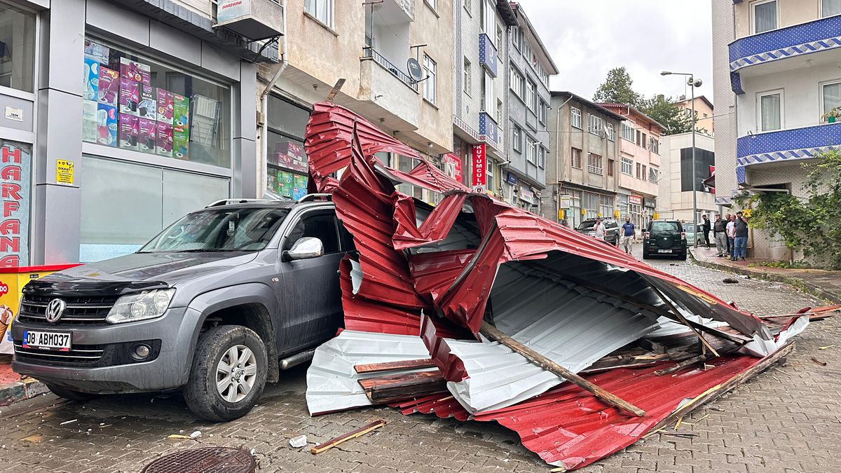 Şavşat'ta Fırtına: Uçan Çatı 3 Araca Zarar Verdi, İşçi Saniyelerle Kurtuldu