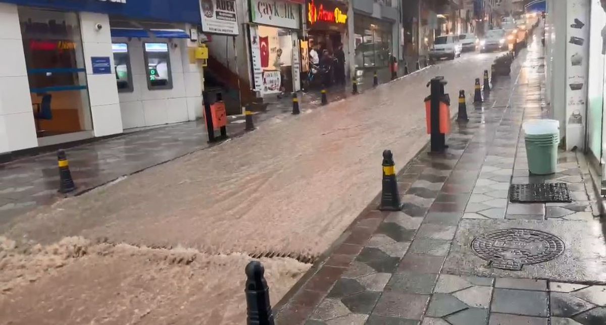 Artvin'de Sağanak Heyelan ve Seli Tetikledi: Yol Kapandı