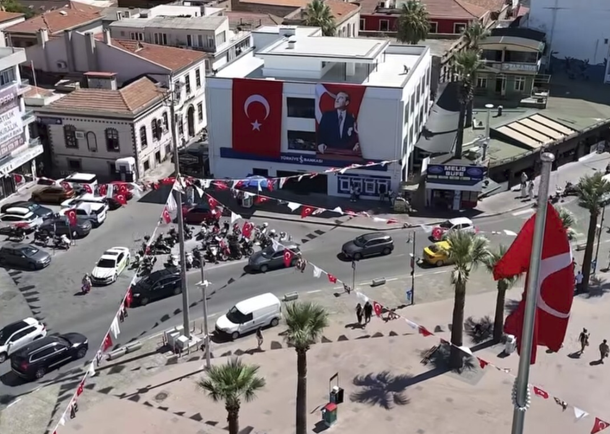 Ayvalık 30 Ağustos Zafer Bayramı'nda Kırmızı Beyaza Büründü