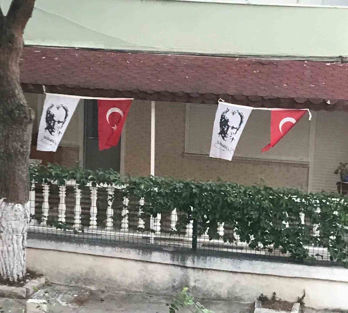 Ayvalık'ta Çamlı Sokak'tan 30 Ağustos'a Kırmızı-Beyaz Hazırlık