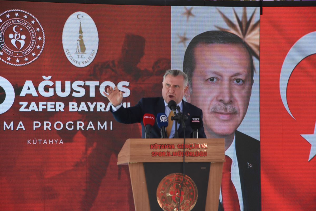 Bakan Bak: 'Bu topraklarda bayrak inmez, ezan susmaz'