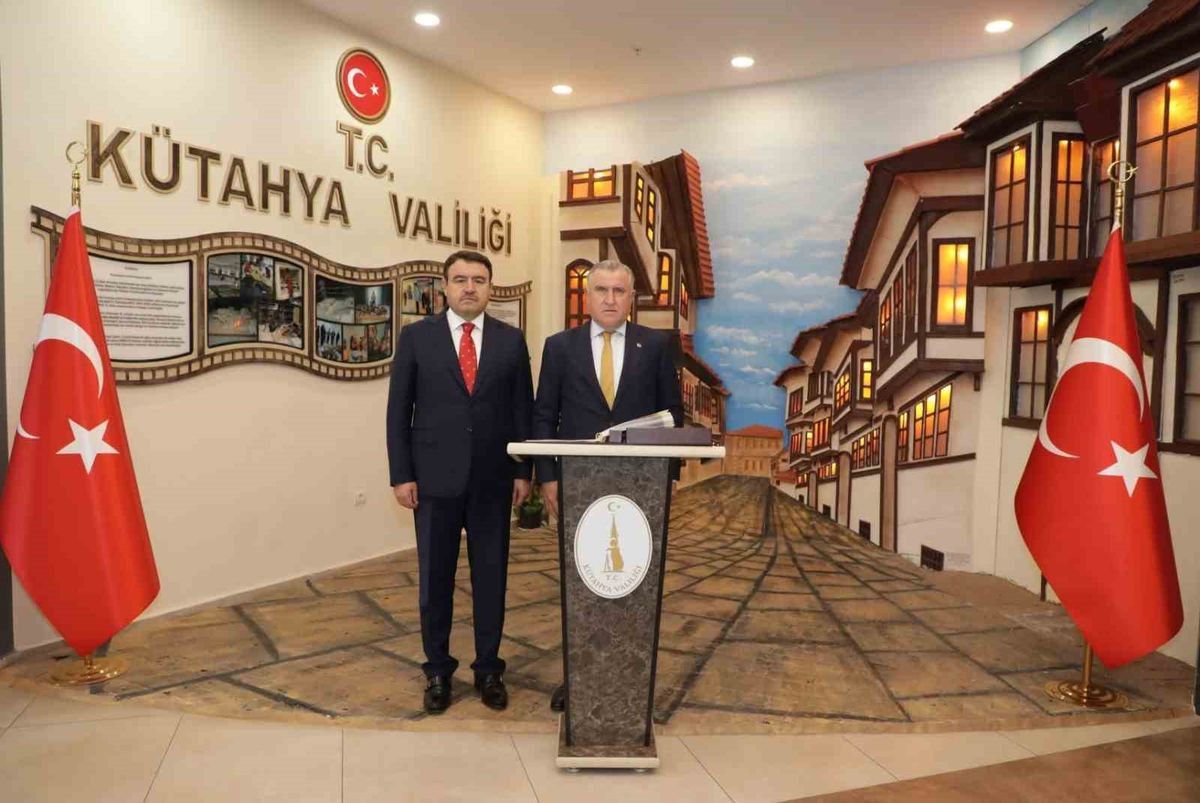 Bakan Bak Kütahya'da Vali Işın'ı Ziyaret Etti