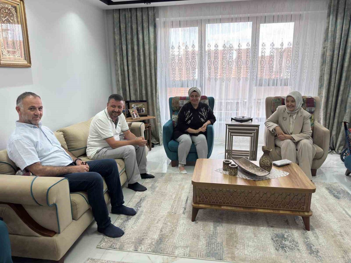 Bakan Yardımcısı Yenigün, Eskişehir'de Koruyucu Aileyi Ziyaret Etti
