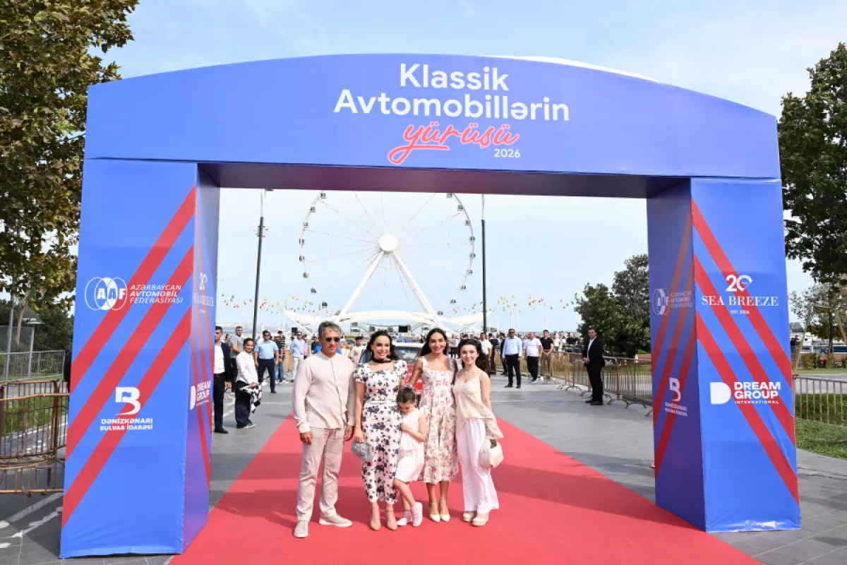 Bakü'de Klasik Otomobil Sergisi ve Rallisi Düzenlendi