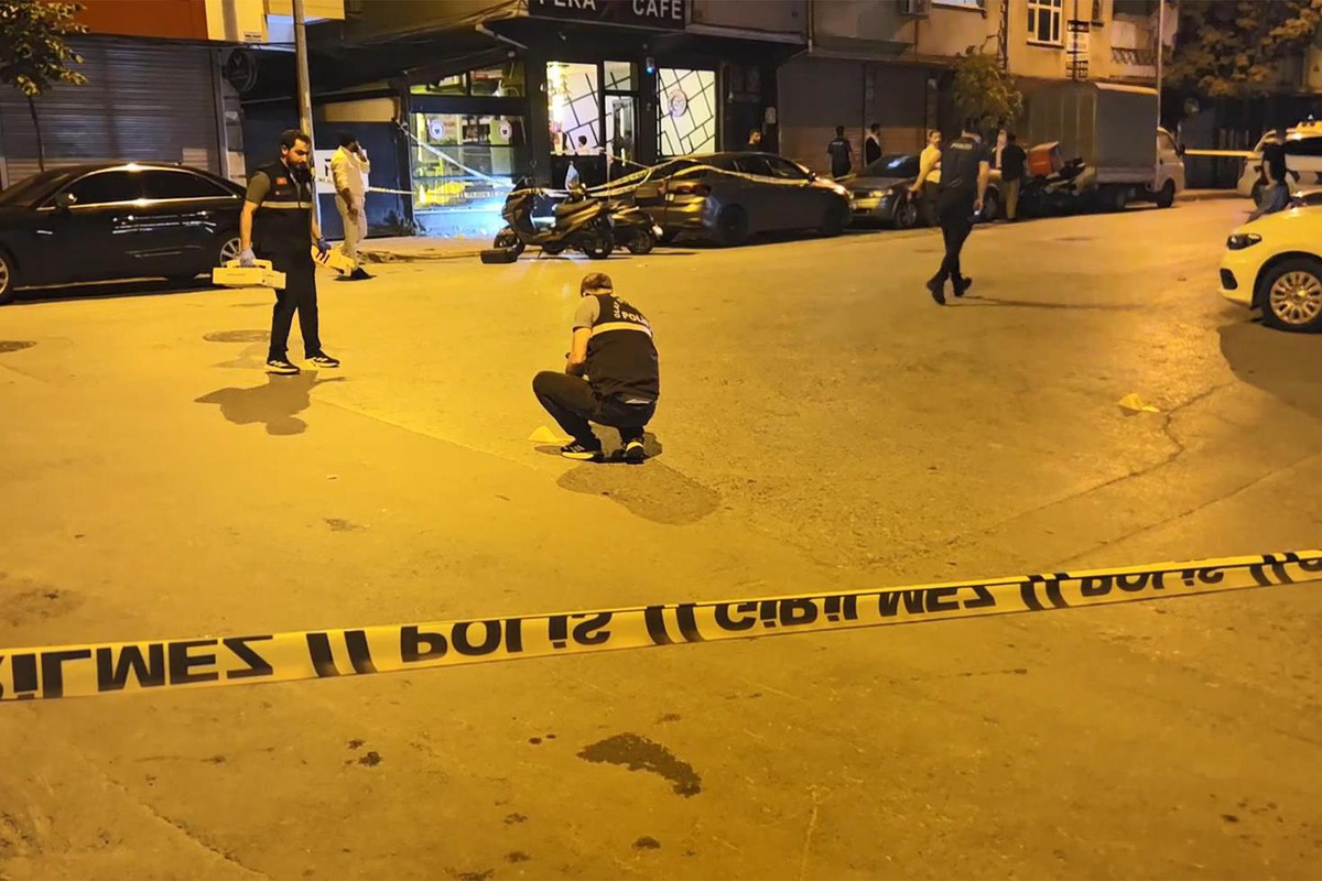 Bayrampaşa'da kafeye silahlı saldırı: 3 yaralı