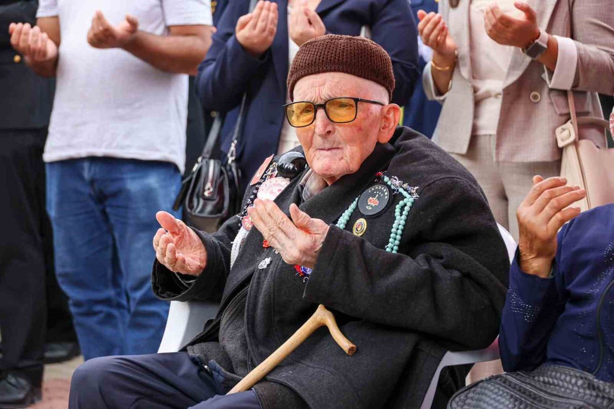 Bilecik'te Zafer Bayramı'nda Şehitlik Ziyareti