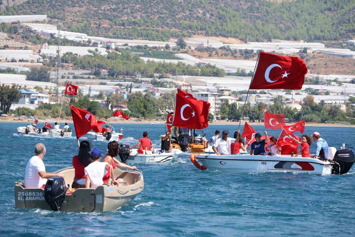 Bozyazı'da 30 Ağustos Zafer Bayramı Denizde Kutlandı