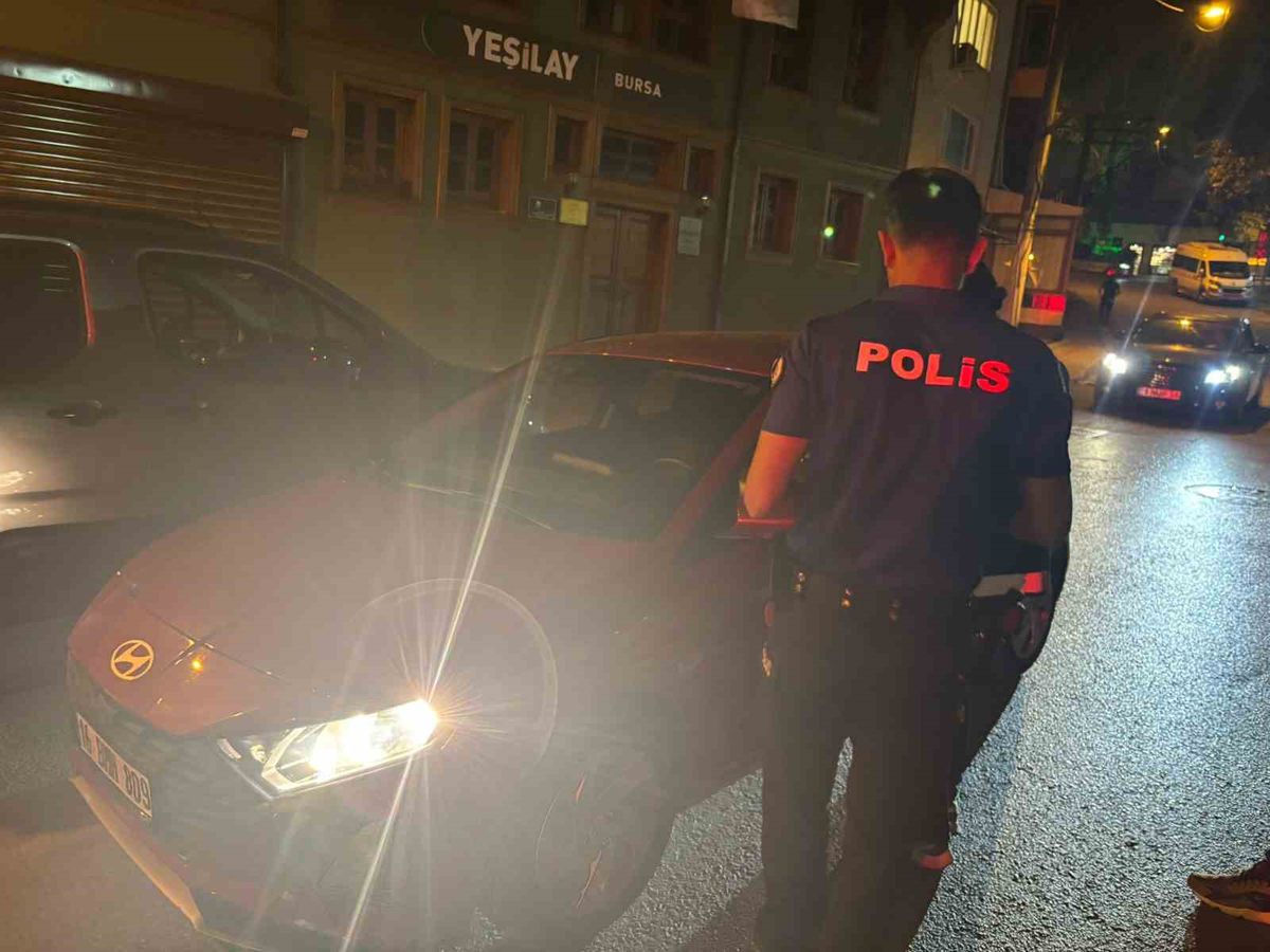 Bursa'da Huzur Uygulaması: 3 Aranan Şahıs Yakalandı, Esrar Ele Geçirildi
