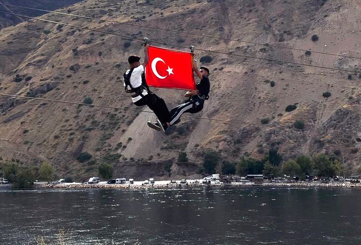 Büyük Zafer'in 104. yıl dönümü 600 metrelik zipline hattında Türk bayrağıyla kutlandı