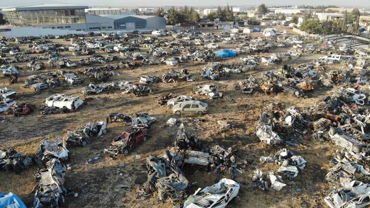 Hatay'da araç mezarlığından tek minibüs kaldı