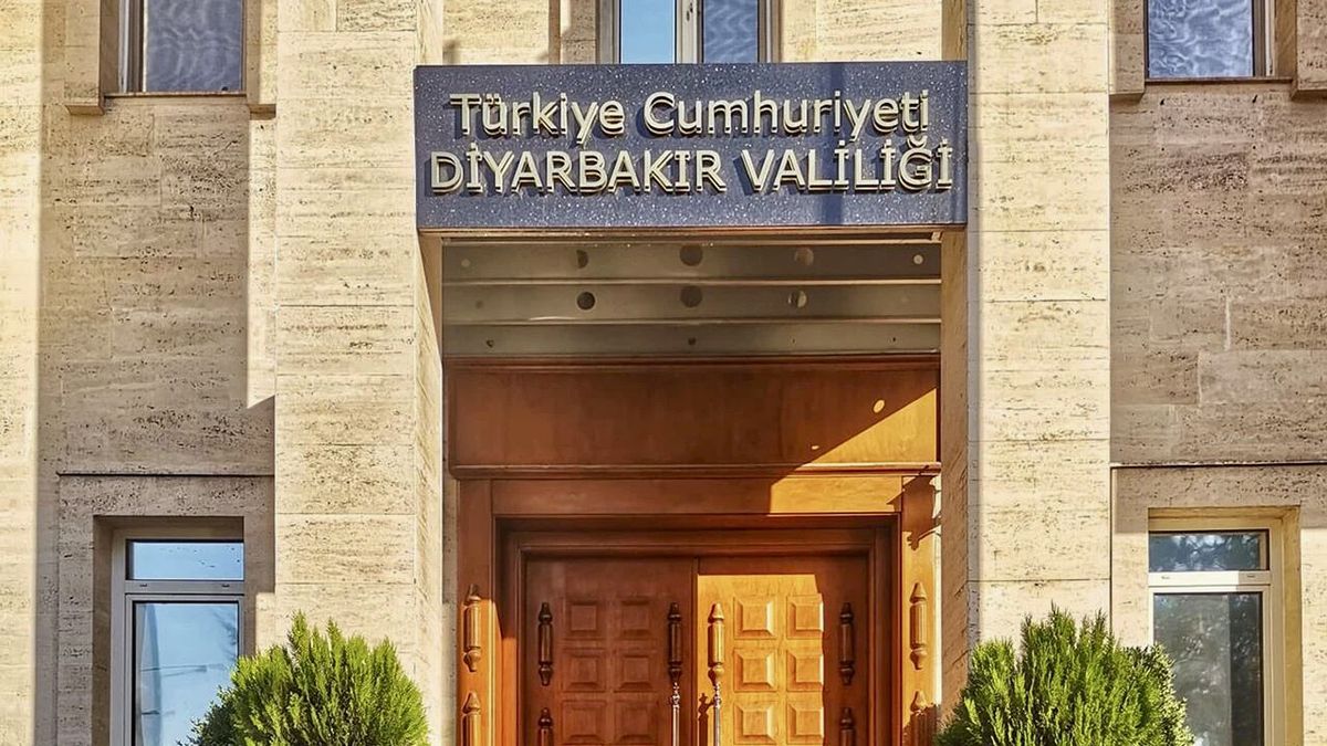 Diyarbakır'da PKK posterlerine gözaltı: 4 kişi yakalandı