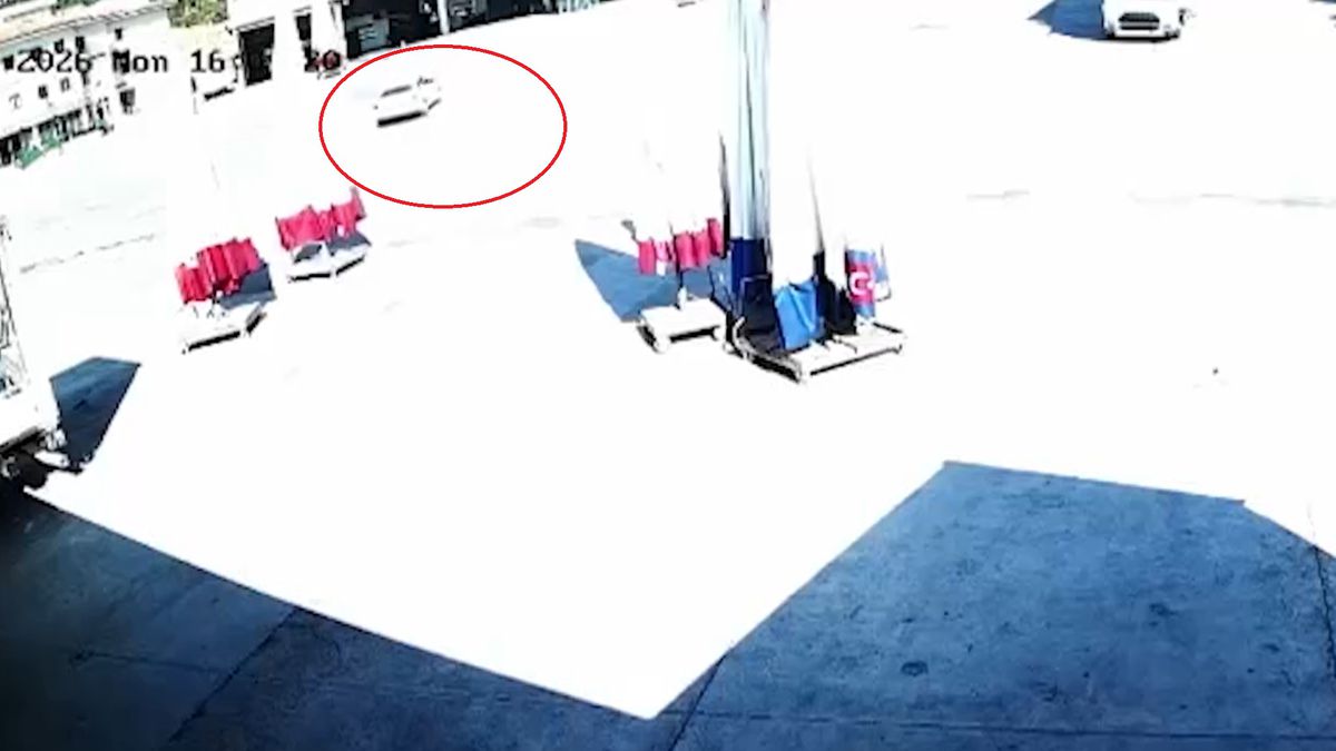 Amasya'da El Freni Çekilmeyen Otomobil Kamyonete Çarptı