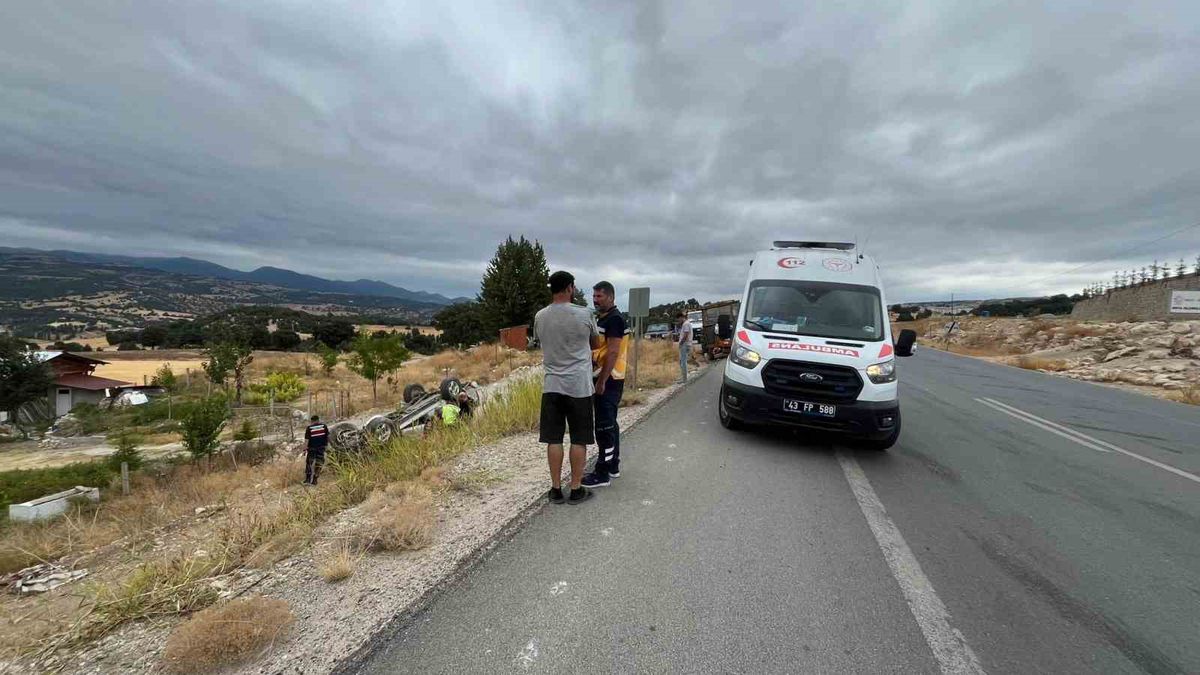 Emet'te Traktör ile Hafif Ticari Araç Çarpıştı: 2 Yaralı