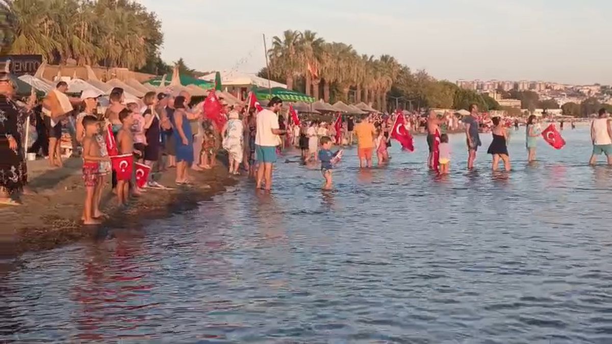 Erdek'te 30 Ağustos coşkusu: Teknedeki müziğe sahildeki tatilciler bayraklarla eşlik etti