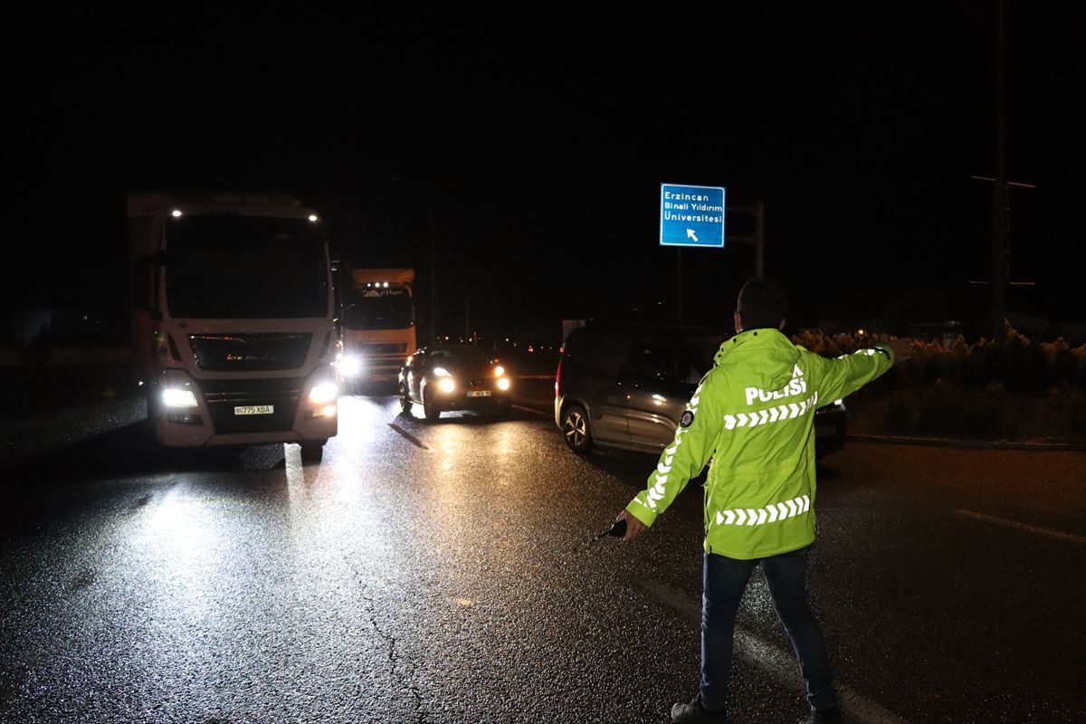 Sakaltutan Geçidi'nde Heyelan: Yol Kapandı