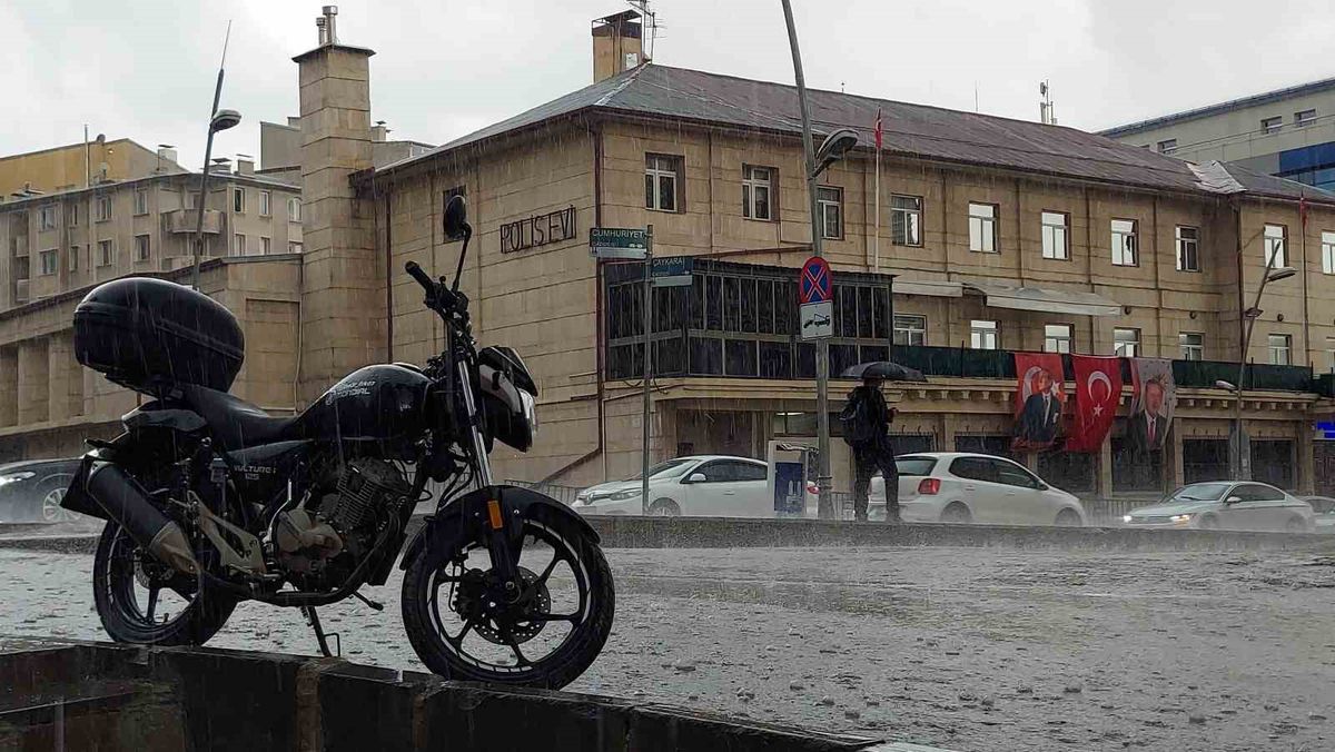 Erzurum'da Ani Dolu ve Sağanak Hayatı Olumsuz Etkiledi