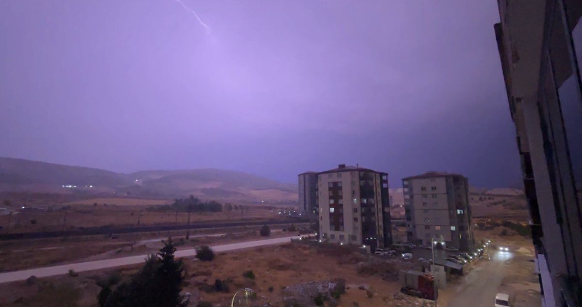 Gaziantep'te Şimşek Fırtınası Geceyi Gündüze Çevirdi