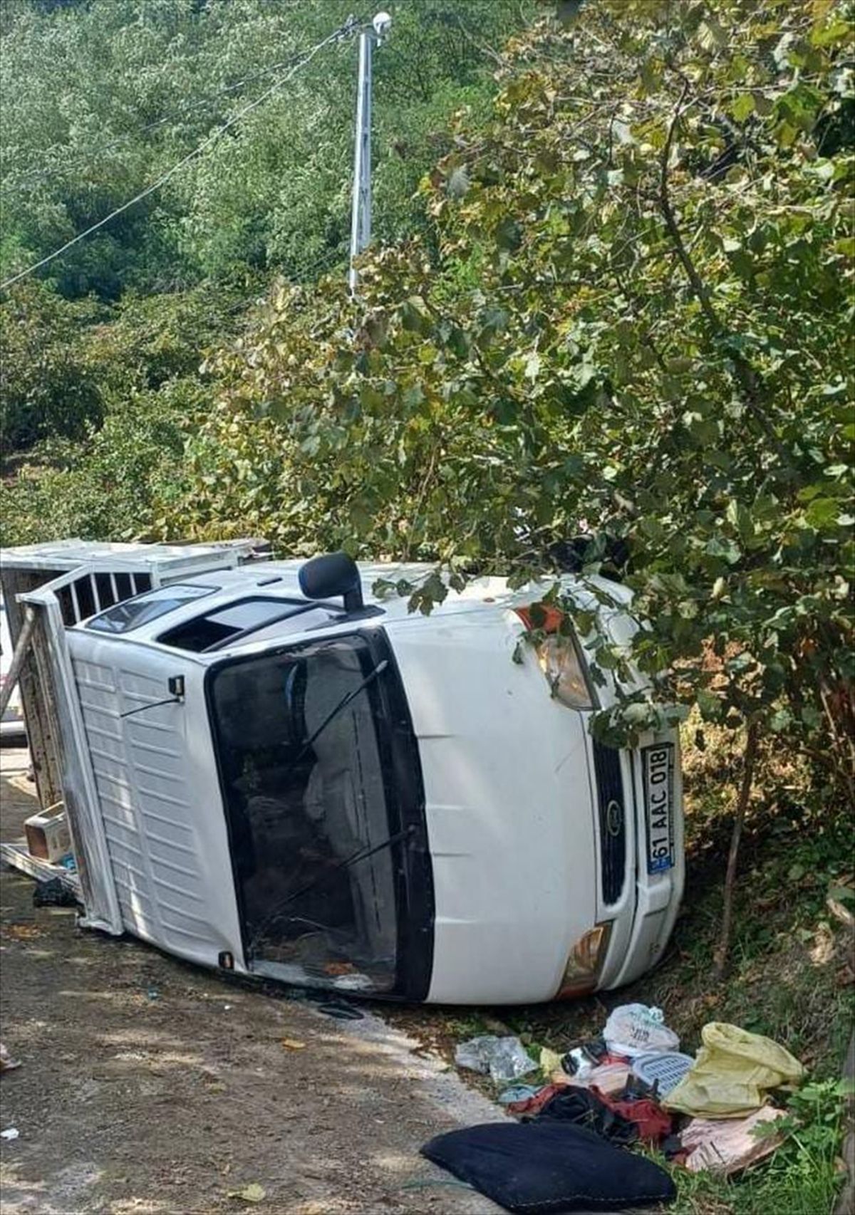 Fındık işçilerini taşıyan kamyonet devrildi: 14 yaralı