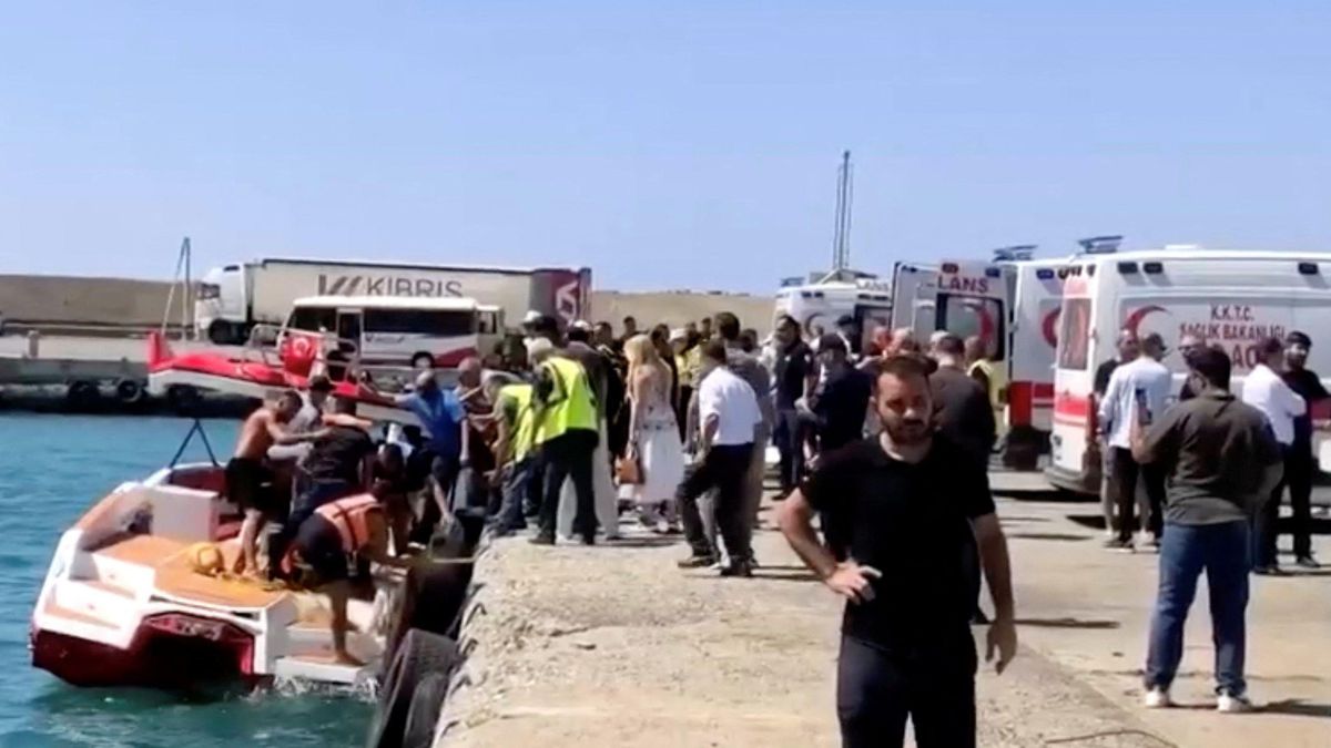 Girne'de Yolcu Gemisi Alabora Oldu