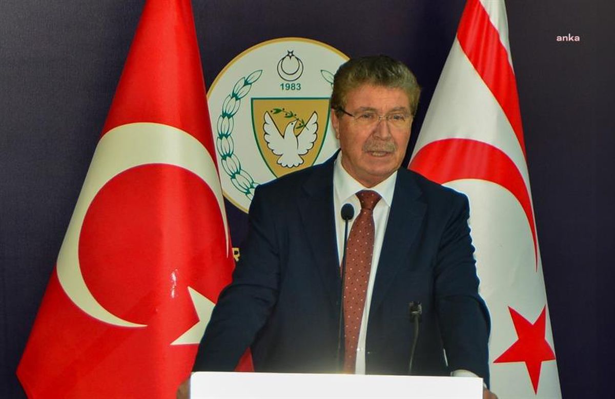 KKTC Başbakanı Ünal Üstel, Girne'deki gemi faciasında kurtarma çalışmalarını yerinde takip etti