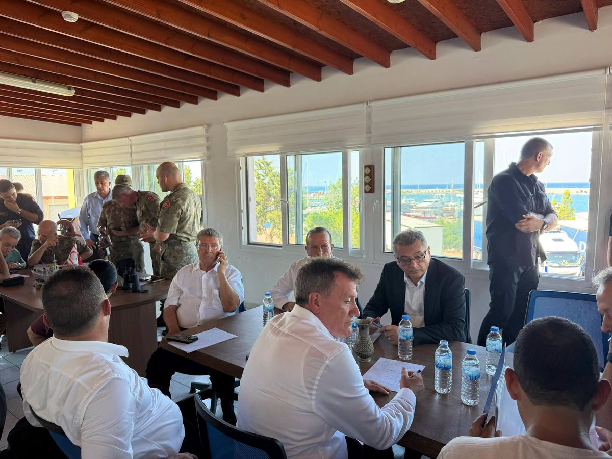 KKTC Başbakanı Üstel Girne'deki Gemi Kazasında Kriz Masasına Başkanlık Etti