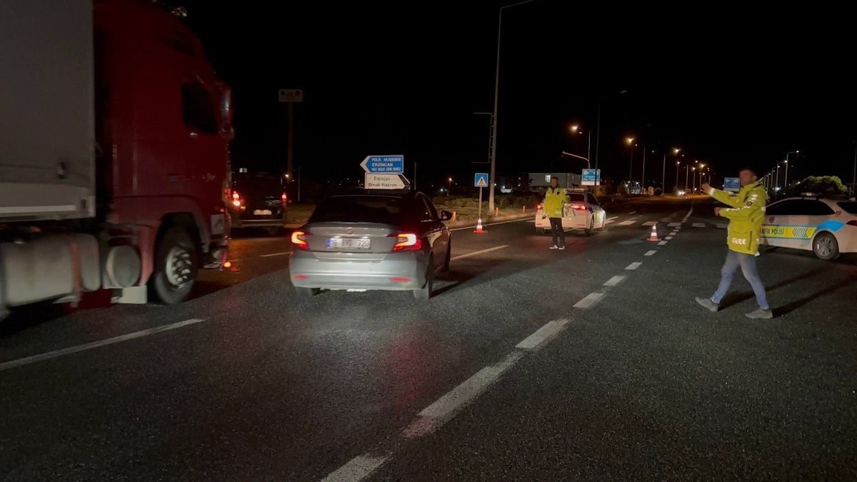 Erzincan-Sivas Karayolu Heyelan Sonrası Ulaşıma Açıldı