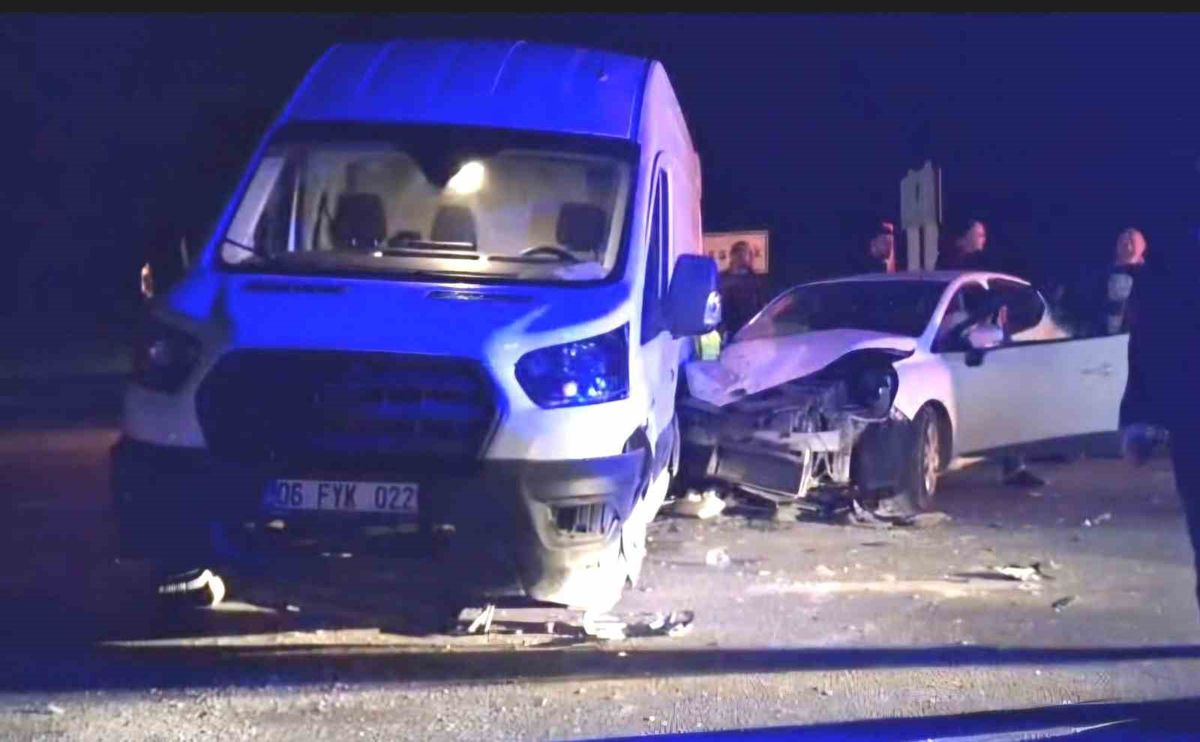 Hisarcık'ta Otomobil-Minibüs Çarpıştı: 3 Yaralı