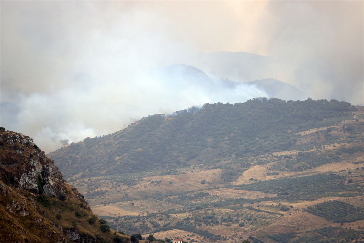 Sicilya'da Orman Yangınları Evleri Tehdit Ediyor