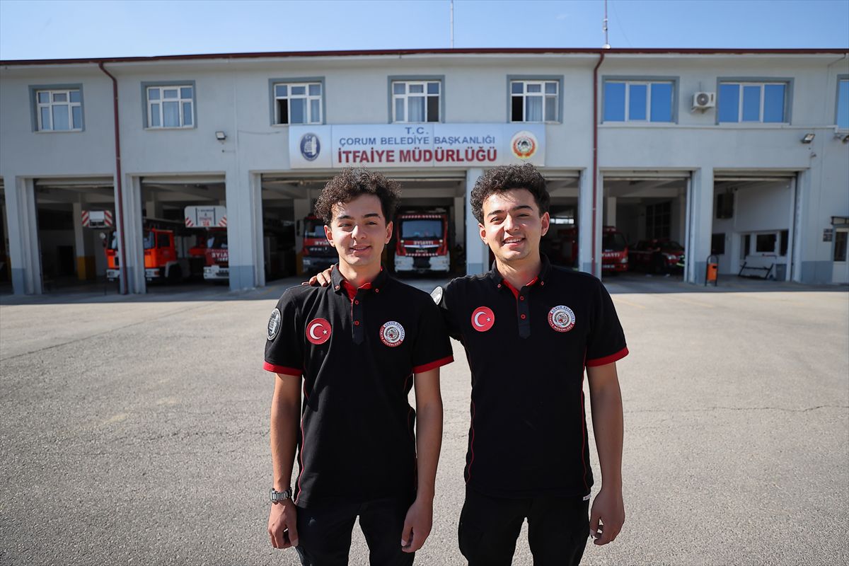 İkiz kardeşlerin itfaiyeci olma hayali