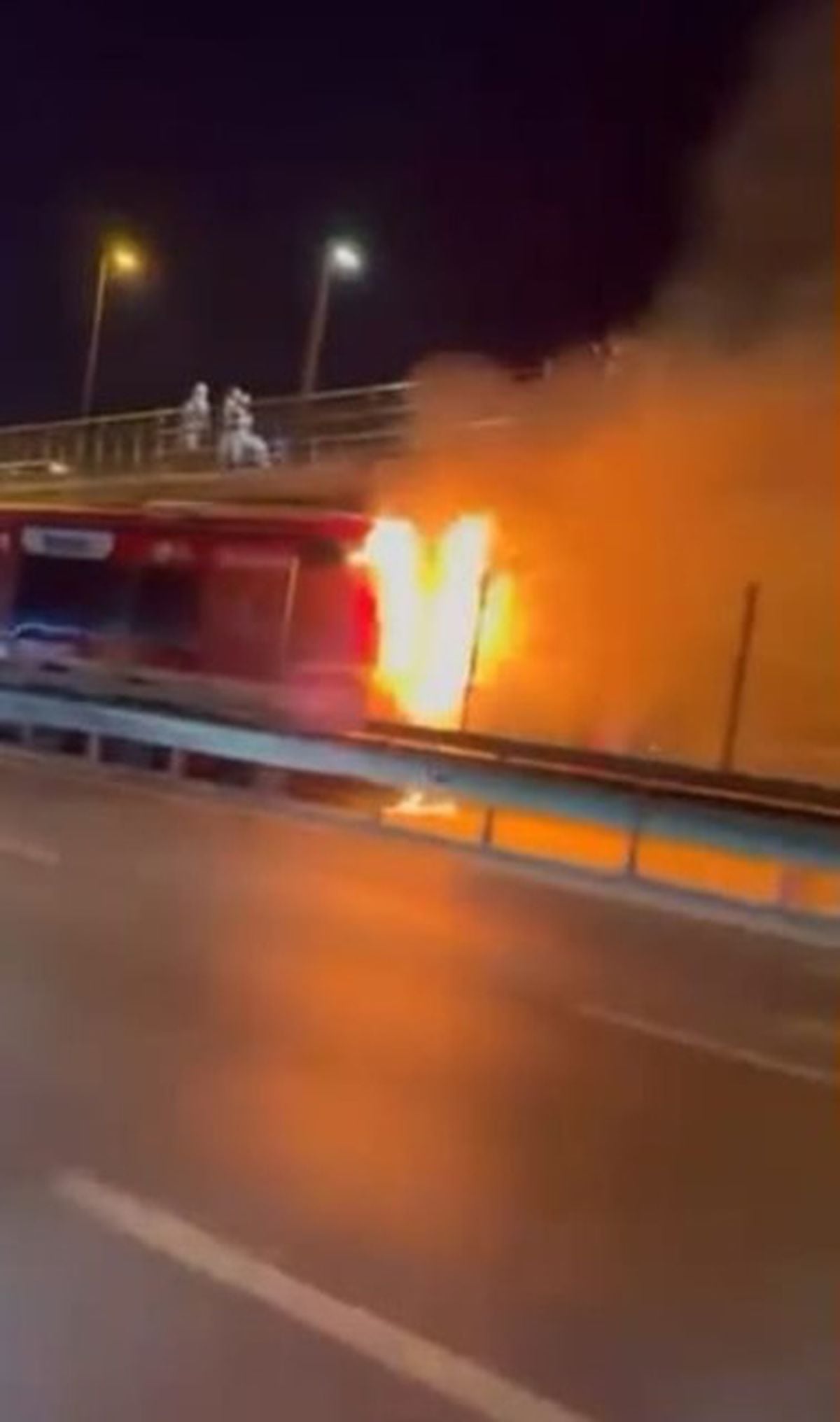 Kağıthane'de Metrobüste Yangın Panigi