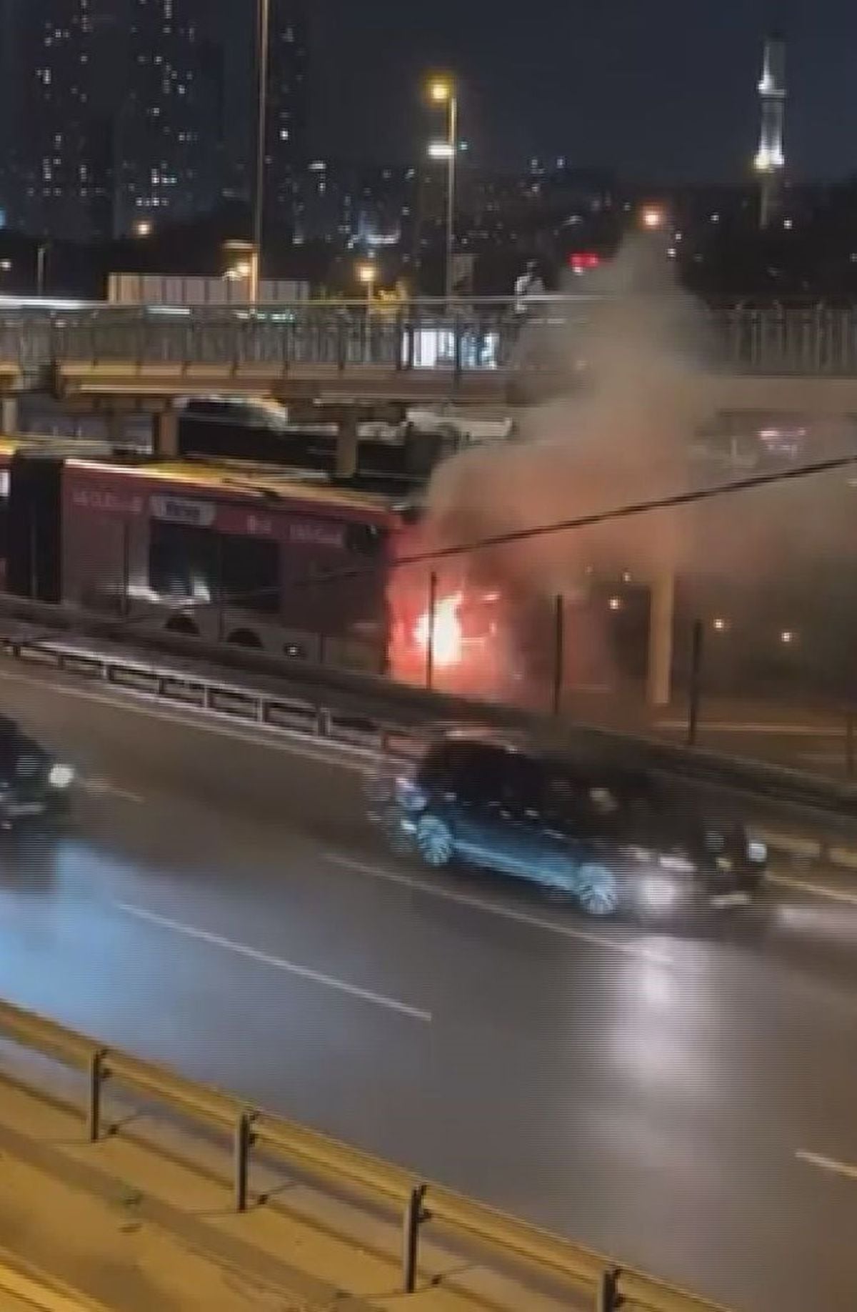 Metrobüste Yangın Panik Yarattı: Yolcular Tahliye Edildi